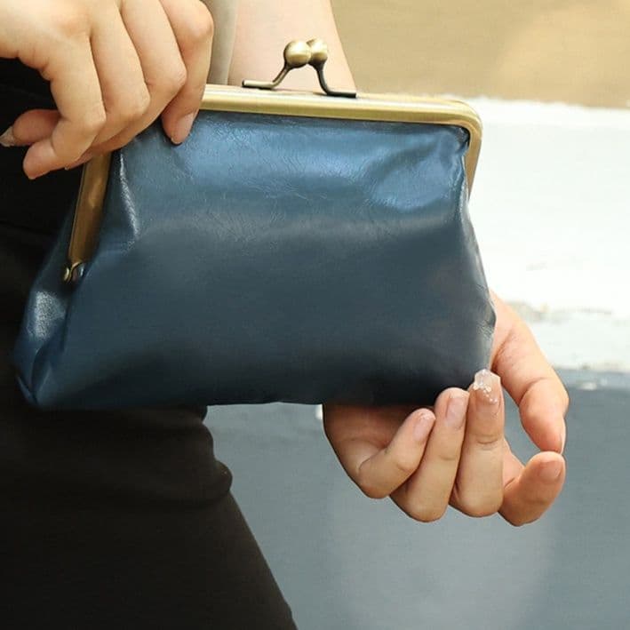 レトロな魅力 がま口二つ折り財布
