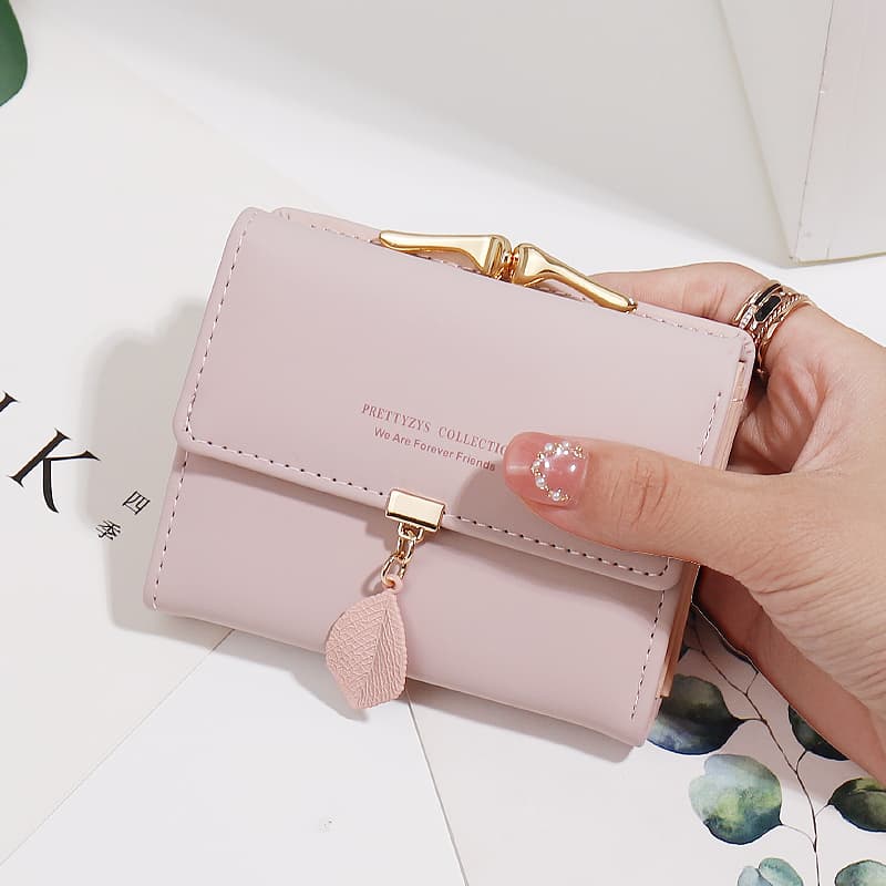 二つ折り財布 リーフチャーム付き上品コンパクト財布