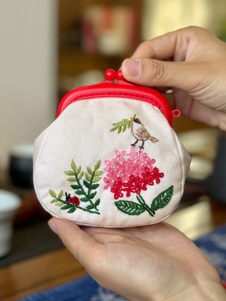 二つ折り財布 季節の彩り 刺繍がま口財布