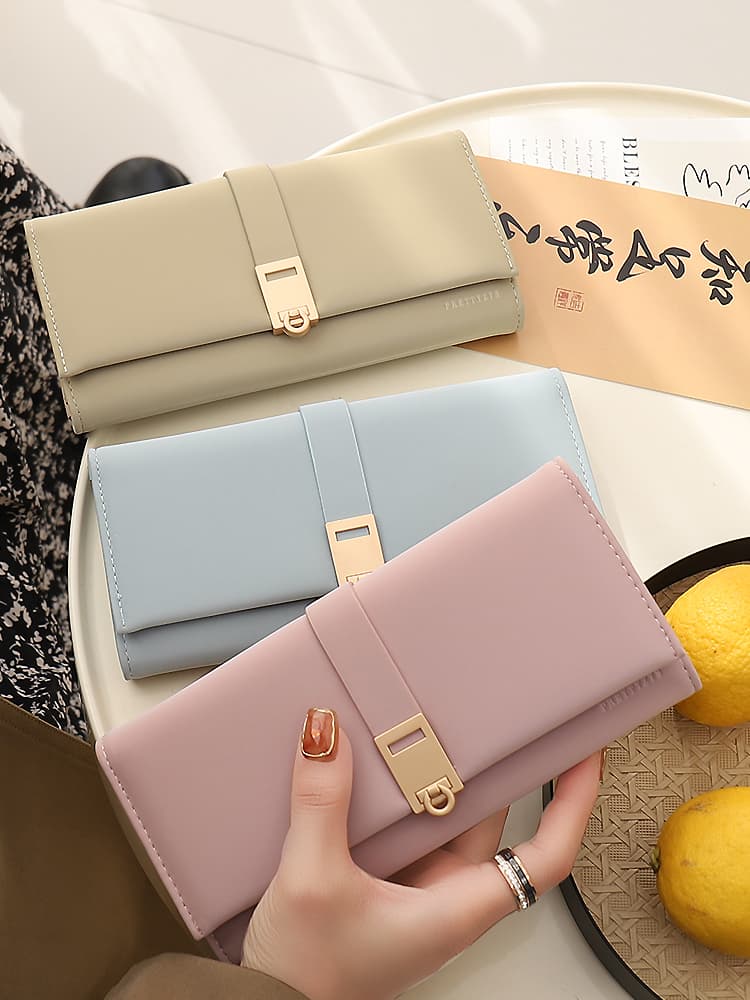 二つ折り財布 上品な金具付き長財布