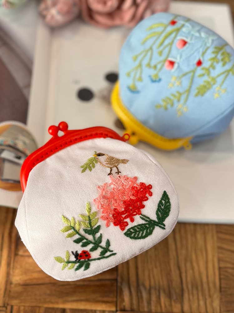 二つ折り財布 季節の彩り 刺繍がま口財布