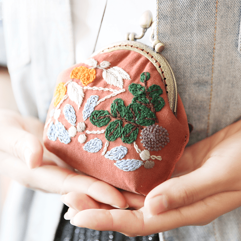 二つ折り財布 草花刺繍のがま口小物入れ