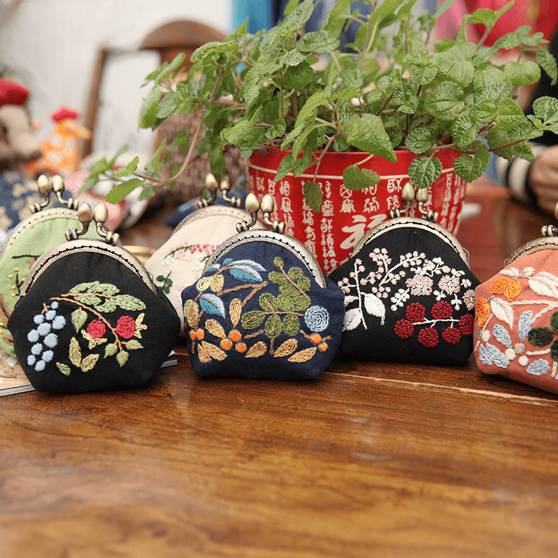 二つ折り財布 草花刺繍のがま口小物入れ