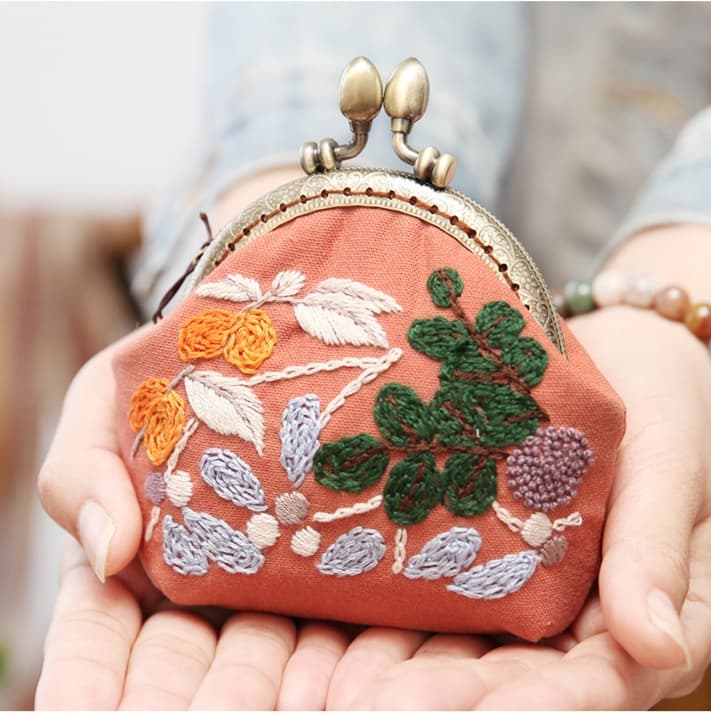 二つ折り財布 草花刺繍のがま口小物入れ