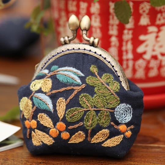 二つ折り財布 草花刺繍のがま口小物入れ