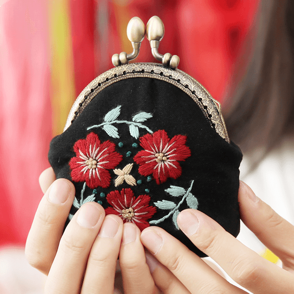 二つ折り財布 草花刺繍のがま口小物入れ