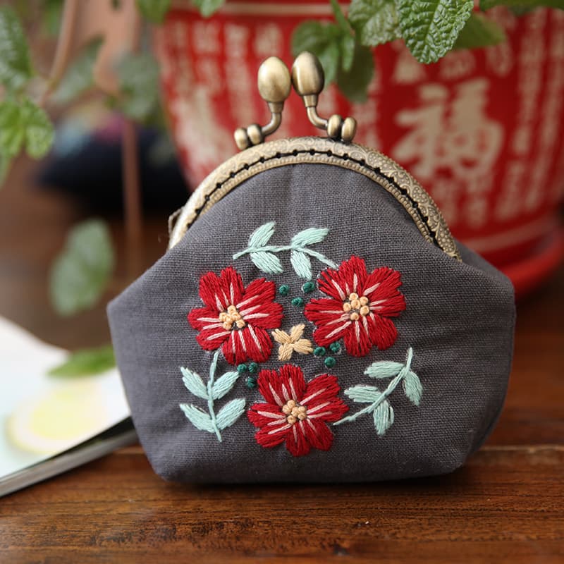 二つ折り財布 草花刺繍のがま口小物入れ