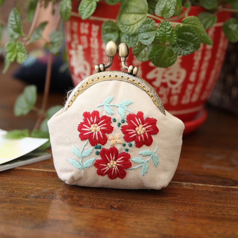 二つ折り財布 草花刺繍のがま口小物入れ